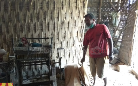 Permintaan Kapur Turun, Munawi Mulai Produksi Meja Lipat